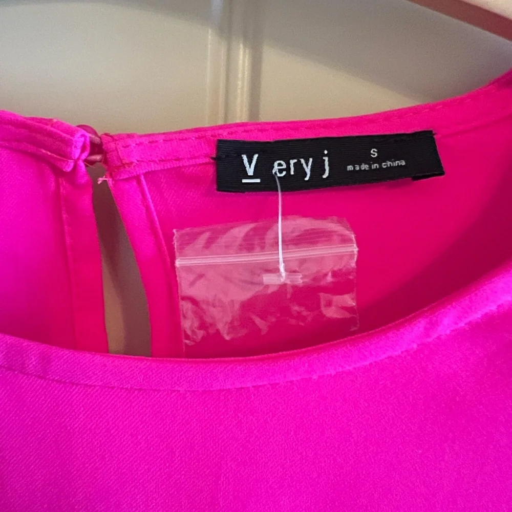 NEW! VERY J Hot Pink Shift Dress with Pom Pom sleeves size Small - Picture 7 of 8